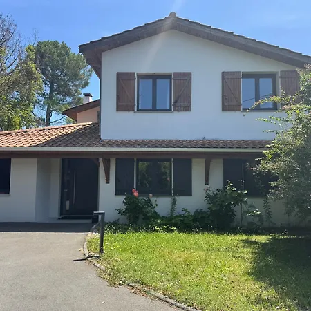 Belle Maison Avec Jacuzzi Et Piscine Chauffe Вилла